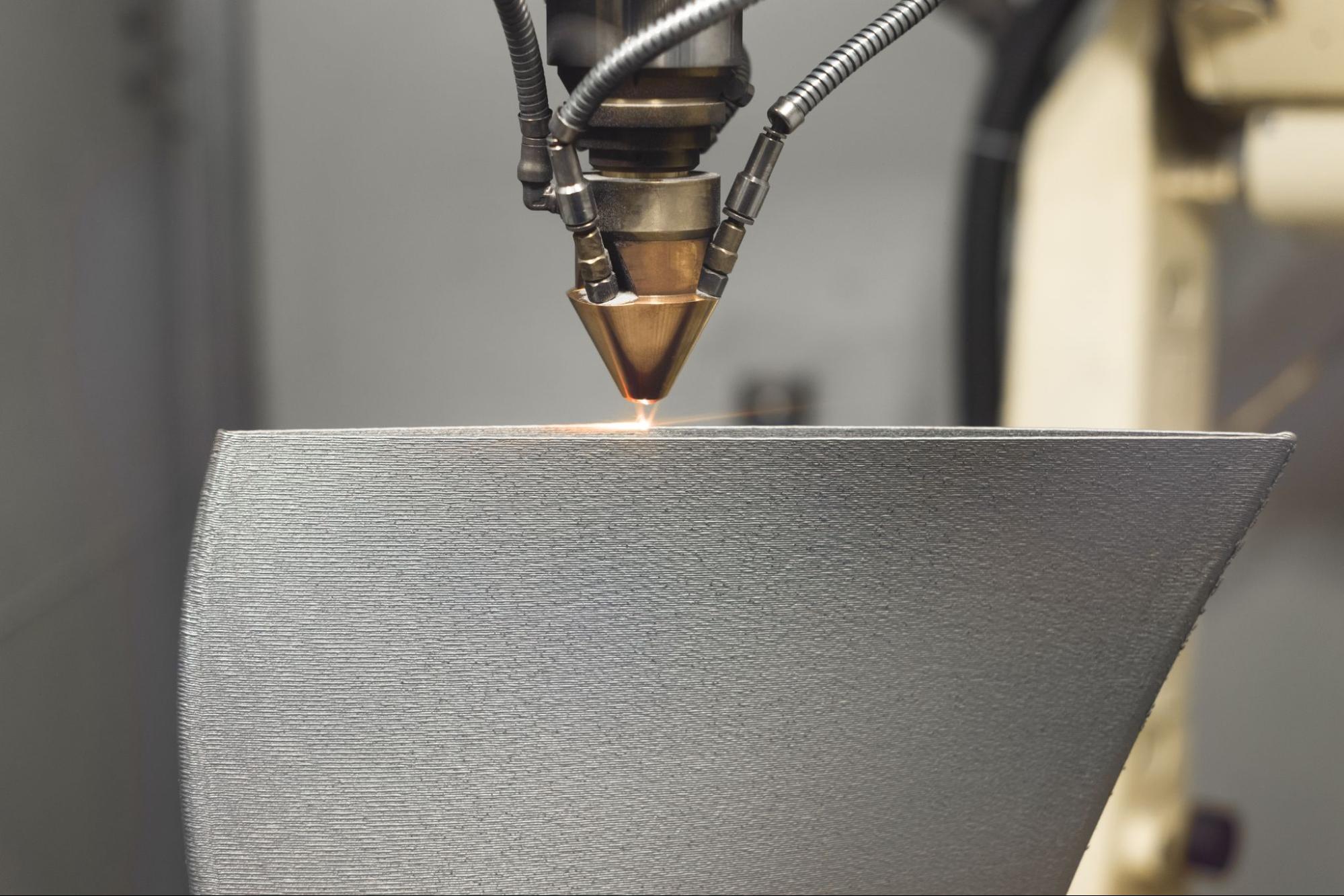 3D metal printer producing a steel part